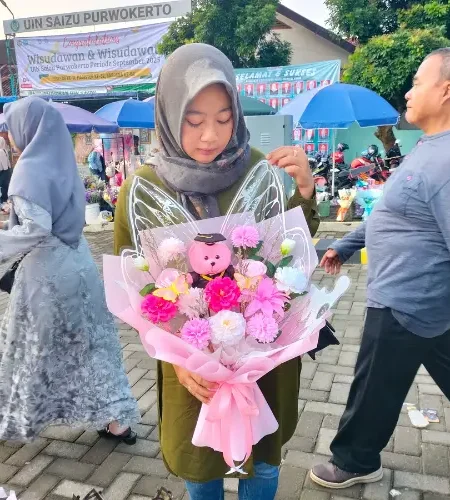 buket wisuda pink model kupu-kupu untuk wisudawan putri
