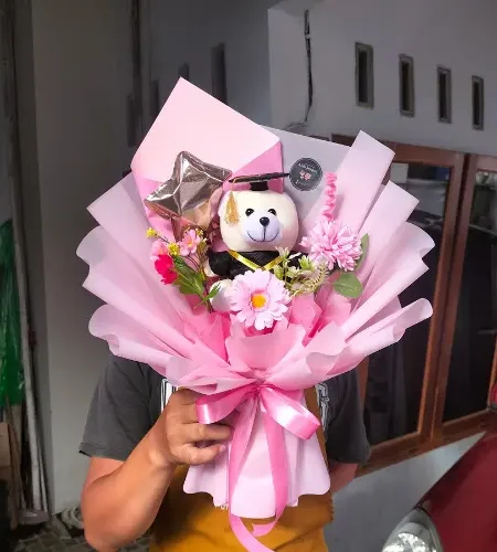 buket wisuda pinky untuk wisudawan putri ukuran medium