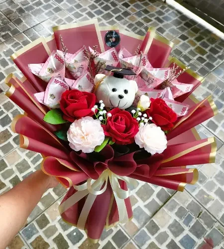 buket wisuda uang 1jt mawar merah boneka teddy bear toga