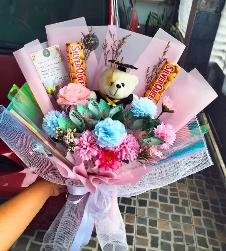 buket wisuda uang dihiasi silverqueen dan boneka toga