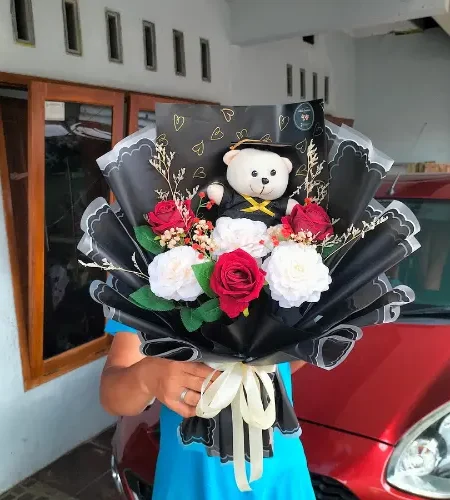 buket wisuda ukuran besar dihiasi mawar merah dan boneka wisuda
