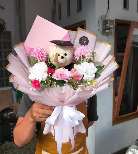 buket wisuda untuk putri cantik boneka wisuda