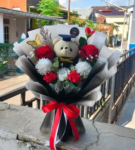 buket wisuda wrapping hitam dihiasi mawar merah, pompom