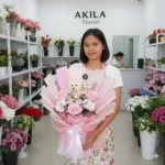 Buket bunga mawar pink Ragazza Purwokerto dengan hiasan boneka teddy bear dan wrapping pink untuk kado wisuda