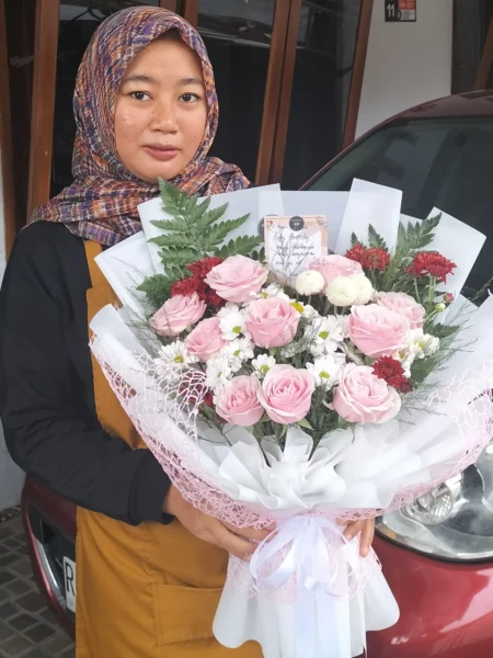 jual buket bunga segar 10 tangkai mawar pink asli untuk ulang tahun atau anniversary bisa kirim Purwokerto sekitarnya