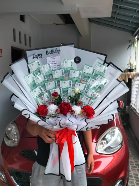 Buket uang 20 ribu isi 20 lembar di Purwokerto dengan hiasan mawar merah dan wrapping putih elegan