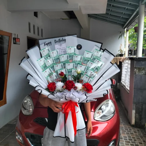 Buket uang 20 ribu isi 20 lembar di Purwokerto dengan hiasan mawar merah dan wrapping putih elegan