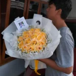 round buket mawar kuning wrapping putih ukuran besar