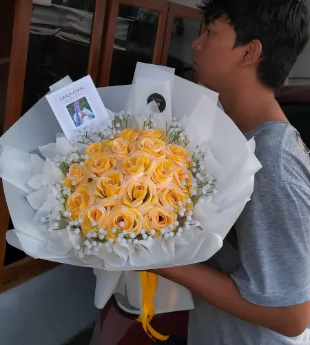 round buket mawar kuning wrapping putih ukuran besar