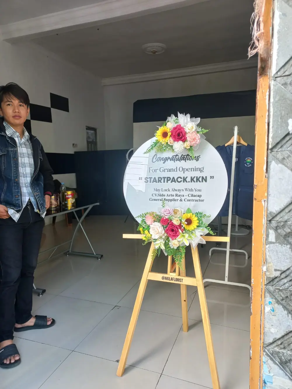 standing flower atau papan akrilik betuk round bulat untuk acara grand opening bisnis di dekat area kampus UNSOED Purwokerto